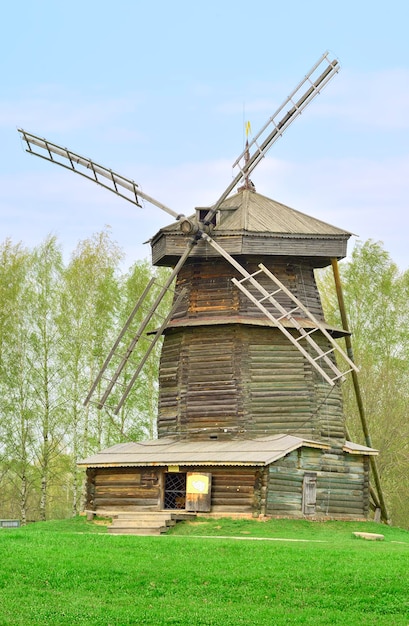 Фото Старые деревянные ветряные мельницы в парке