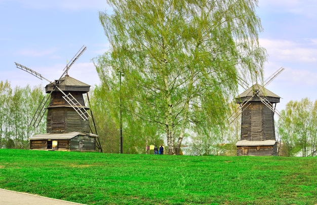 Старые деревянные ветряные мельницы в парке