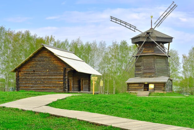 Старые деревянные ветряные мельницы в парке