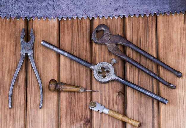 톱과 송곳이 있는 펜치와 망치로 만든 오래된 작업 도구
