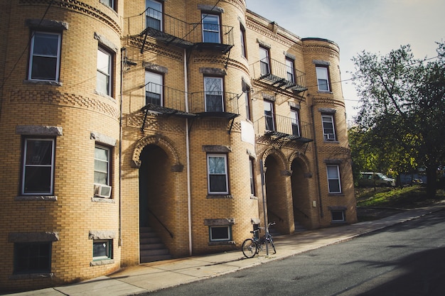 Photo old yellow brick house in north end, boston.