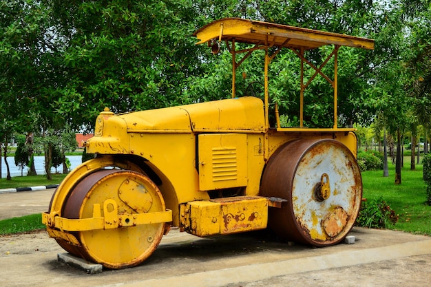 写真 公園の古い黄色い車