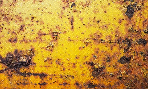 오래 된 노란색 금속 표면입니다. 녹슨 금속 배경입니다. 고대 빈티지 로봇 텍스처