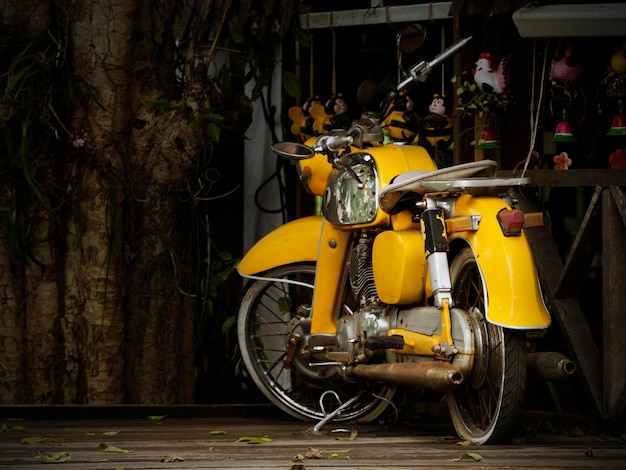 Foto vecchia moto gialla parcheggiata per lo spettacolo il concetto di conservazione antica