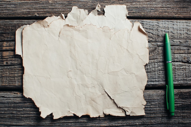 Foto vecchia carta gialla su tavola di legno radom è una penna