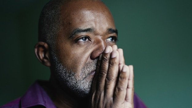 Photo an older brazilian man praying to god