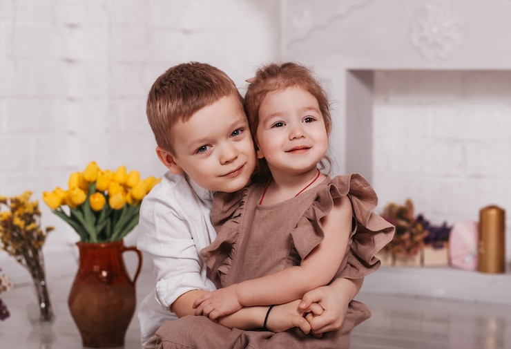 兄は花のある部屋で妹を抱きしめます
