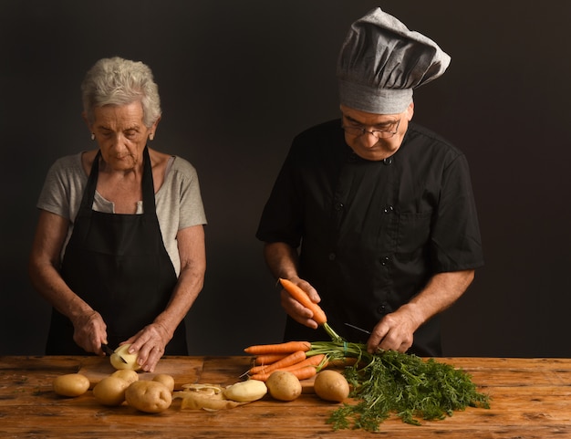 Пожилая пара готовит
