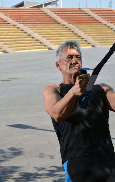 Photo older man trx training