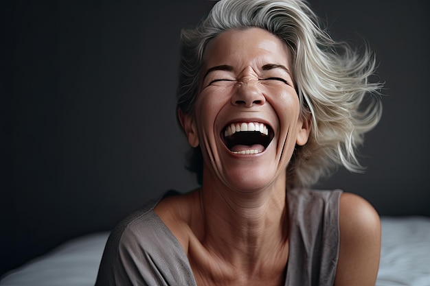 口を開けて笑う年配の女性 Generative Ai