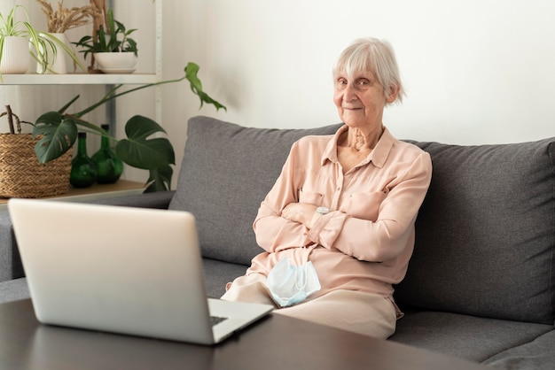 Photo older woman looking at laptop in the nursing home