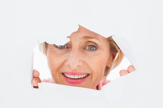 Photo older woman looking through rip