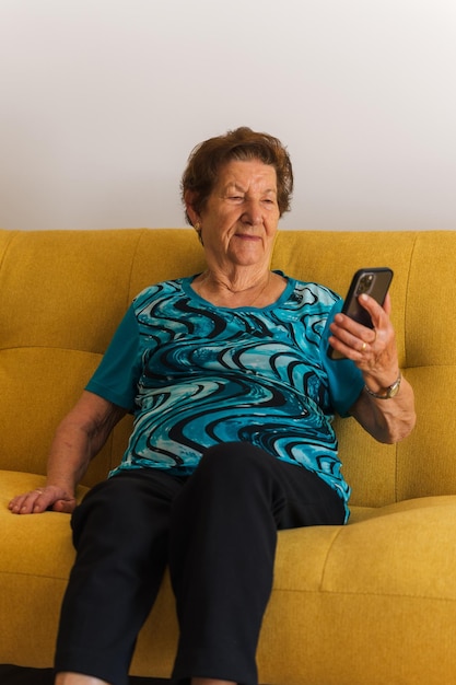 Photo older woman using smartphone