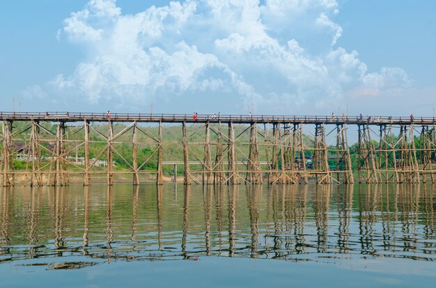 タイで最も古く最も長い木の橋。