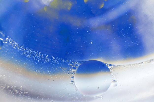 Olie bubbels close-up. een cirkels van water macro. abstracte lichtblauwe achtergrond