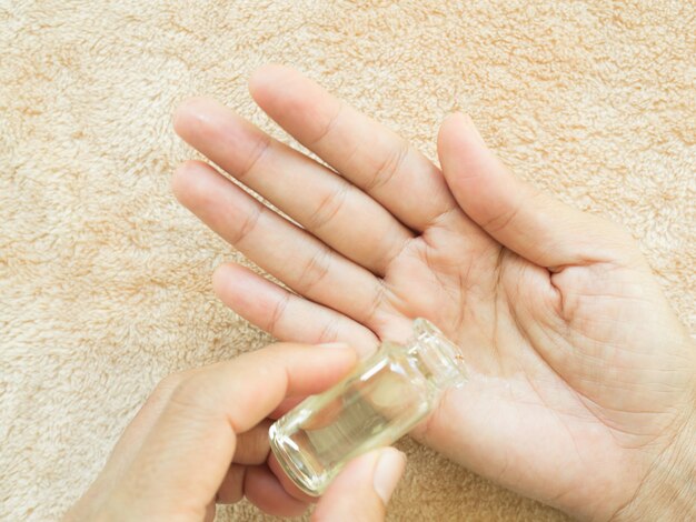 Olie massage aromatherapie spa lichaamsbehandeling therapie hand gieten essentieel