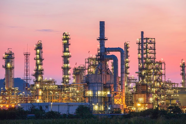 Olieâ€‹ raffinaderijâ€‹ enâ€‹ fabriek en torenkolom van de petrochemie-industrie in pijpleidingolieâ€‹ enâ€‹ gasâ€‹ â€‹industrieel metâ€‹ wolkâ€‹ rode lucht de ochtendachtergrondâ€‹