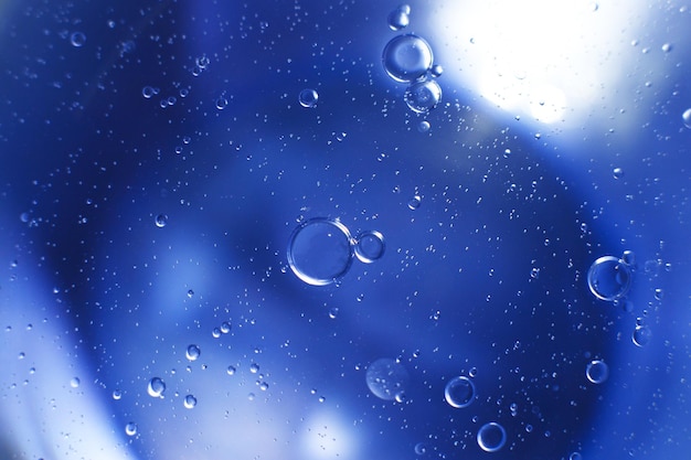 Oliebellen close-up cirkels van water macro abstracte lichtblauwe achtergrond