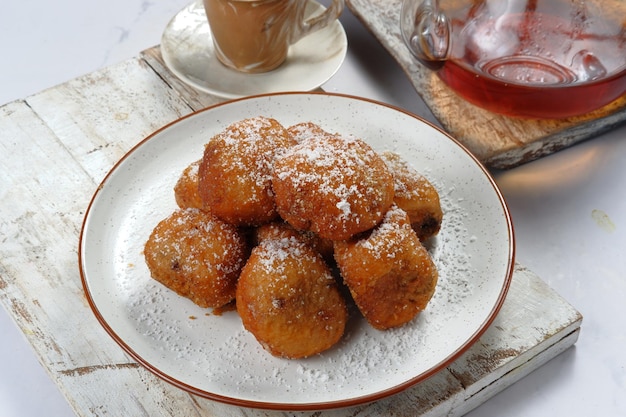 oliebollen または砂糖漬けのフライド フリッター。伝統的なオランダのペストリー