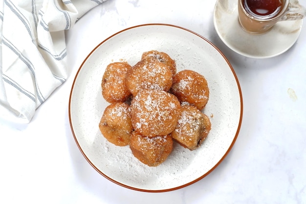 oliebollen または砂糖漬けのフライド フリッター。伝統的なオランダのペストリー