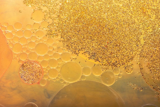 Oliedruppels op een wateroppervlak vormen een abstracte kleurrijke achtergrond