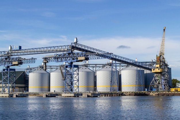 Olieopslagtanks en leidingen bij de olieterminal Productie van biodiesel in Letland