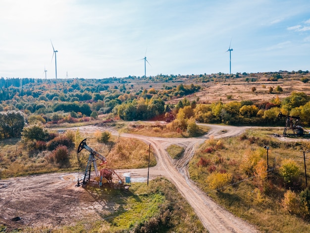 Oliepomp met windturbine groene energie met fossiele grondstoffen