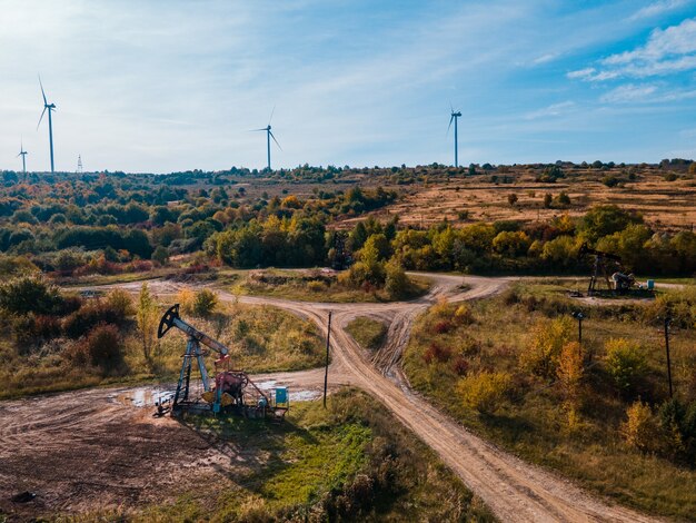 Oliepomp met windturbine groene energie met fossiele grondstoffen