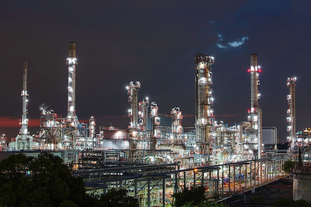 Olieraffinaderij â€‹ enâ€‹ fabriekstorenkolomraffinaderij van petrochemische industrie in olieâ€‹ enâ€‹ gasâ€‹ â€‹industrie metâ€ cloudâ€‹ blauwâ€‹ â€‹sky cloud the twilight backgroundâ€‹ .