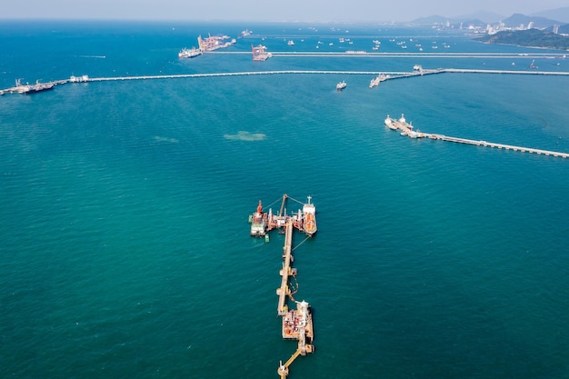 Olietanker olie laden en lossen bij het oliestation aan de zee luchtfoto drone oogpunt