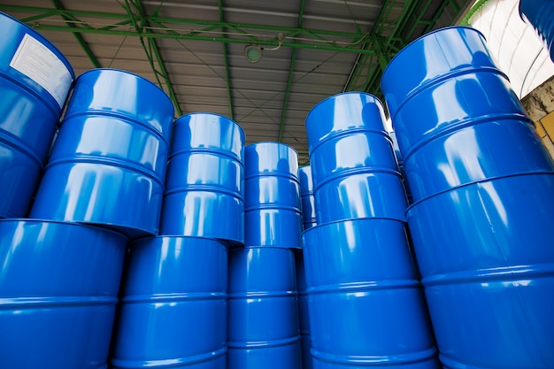 Olievaten blauw of chemische vaten verticaal gestapeld in de industrie