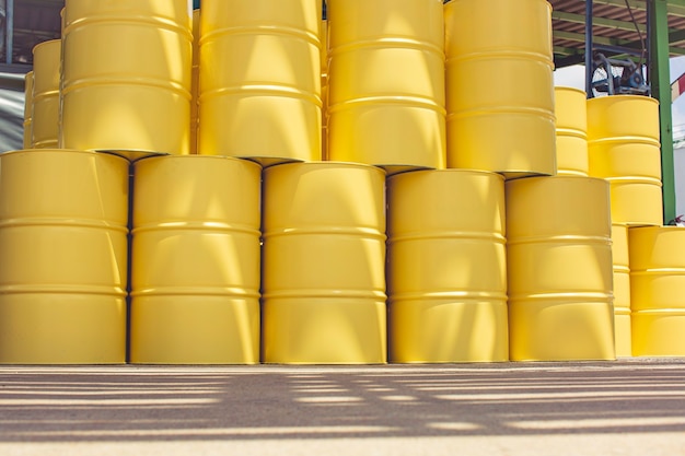 Olievaten geel of chemische vaten verticaal industrieel