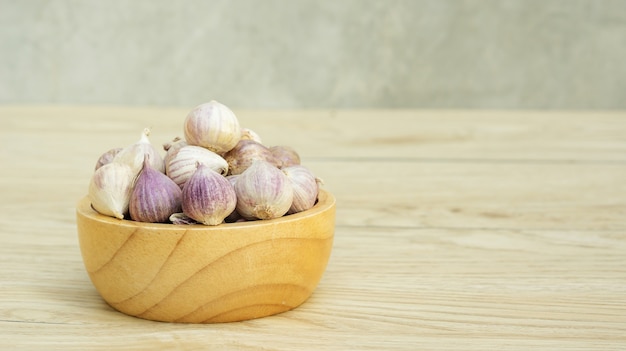 Olifantsknoflook (Allium Sativum Linn.) Op een houten lijst.