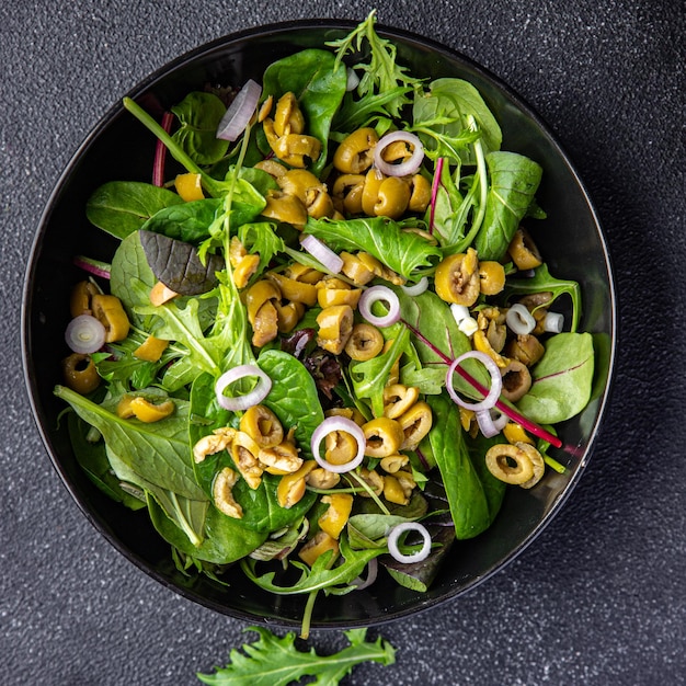 olijf groene salade mix sla bladeren groenteschotel gezonde maaltijd voedsel snack op tafel kopie ruimte