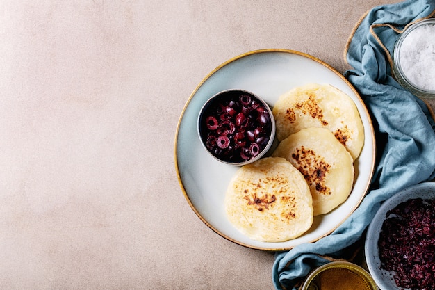 Olijf tapenade geserveerd met zelfgebakken brood