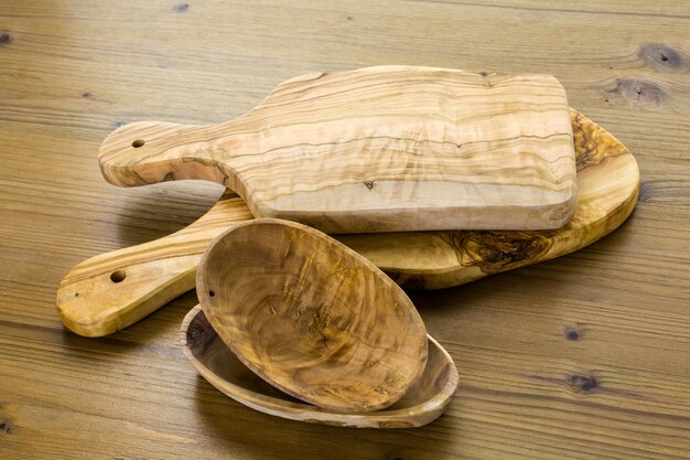 Olijfhouten snijplank op houten tafel.