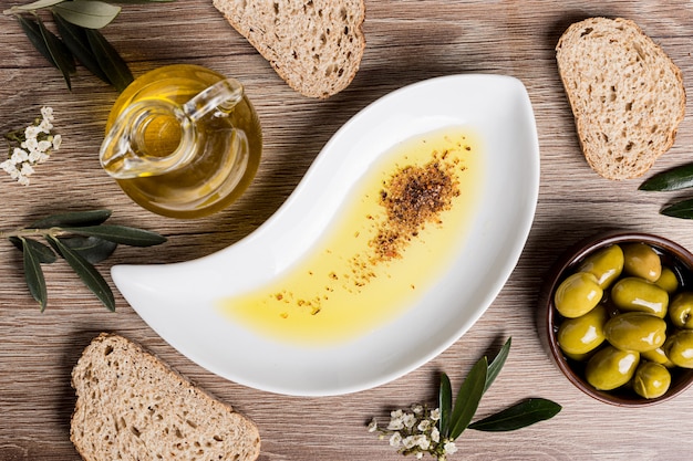 Olijfolie, brood en olijven