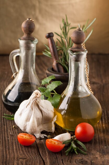 olijfolie en azijn, gralic, tomaten met kruiden