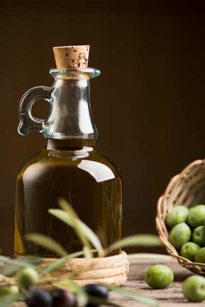 Olijfolie en olijven op houten rustieke tafel