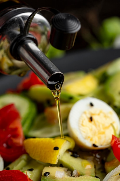 Foto olijfolie gieten op salade