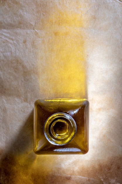 Olijfolie in een glazen fles