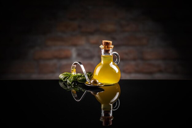 Olijfolie in kleine oliekan