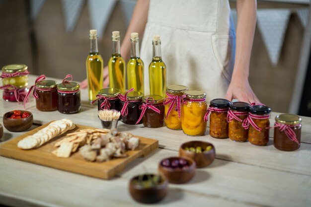 Olijfolie, jam, augurk samen op tafel