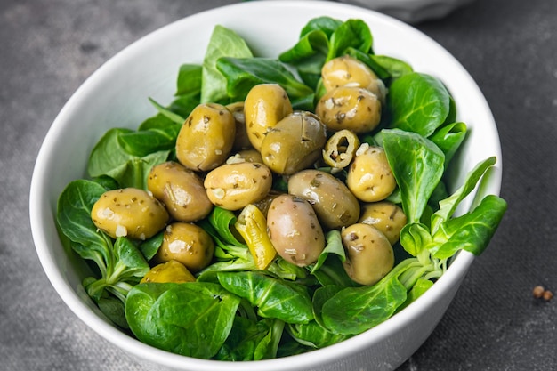olijfsalade groene bladsla, mache maïssla verse gezonde maaltijd eten snack dieet op tafel