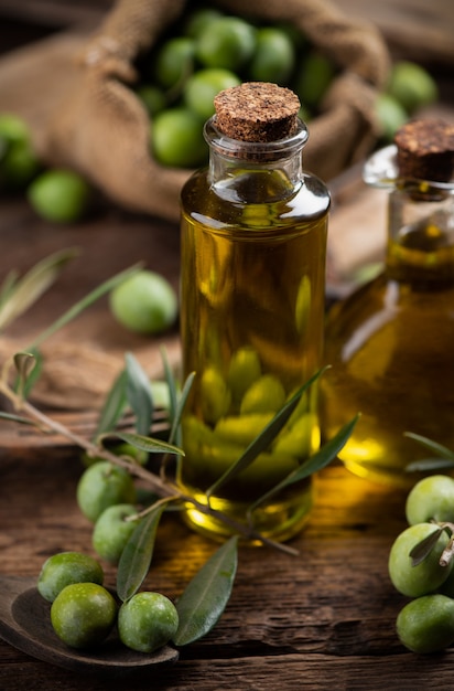 Olijven en olijfolie in flessen close-up
