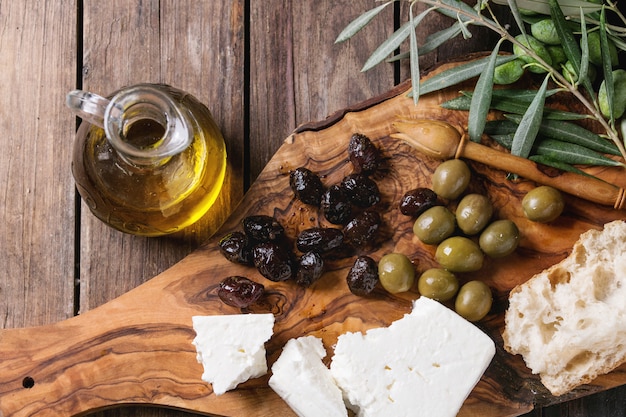 Olijven met feta-kaas en brood