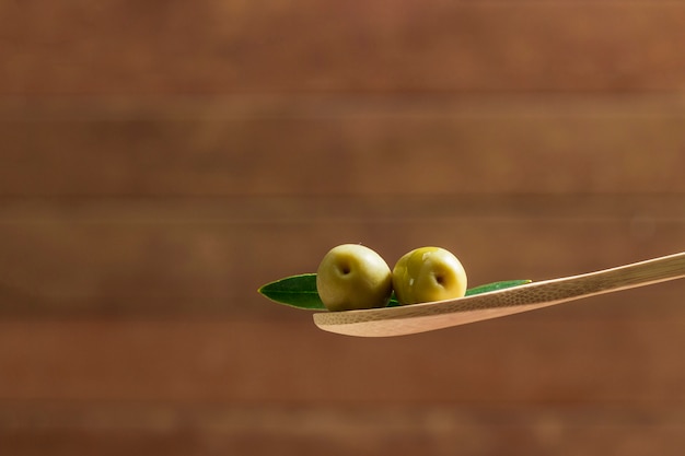 Foto olijven op een houten lepel