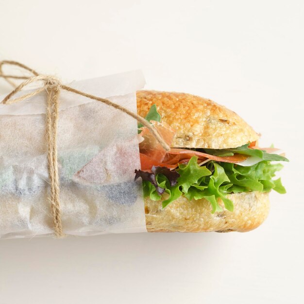 Photo olive baguette with lettuce and ham