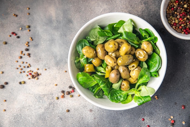 Insalata verde oliva foglia mache lattuga di mais fresco pasto sano cibo spuntino sul tavolo copia spazio