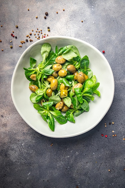 Insalata verde oliva foglia mache lattuga di mais fresco pasto sano cibo spuntino sul tavolo copia spazio